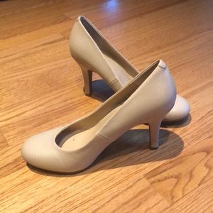 ✨SALE!✨Nude pumps